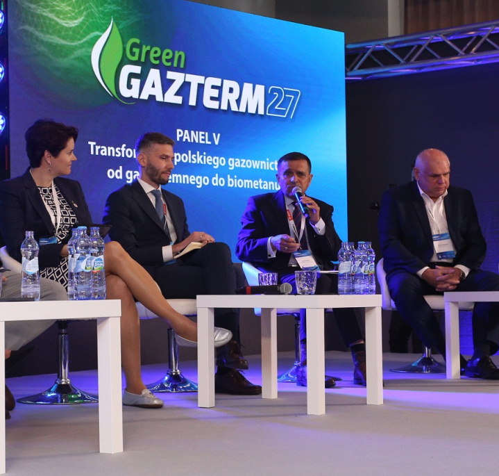 Marian Żołyniak, członek zarządu ds. technicznych PSG, przemawia do mikrofonu wśród innych uczestników panelu w ramach konferencji Gazterm